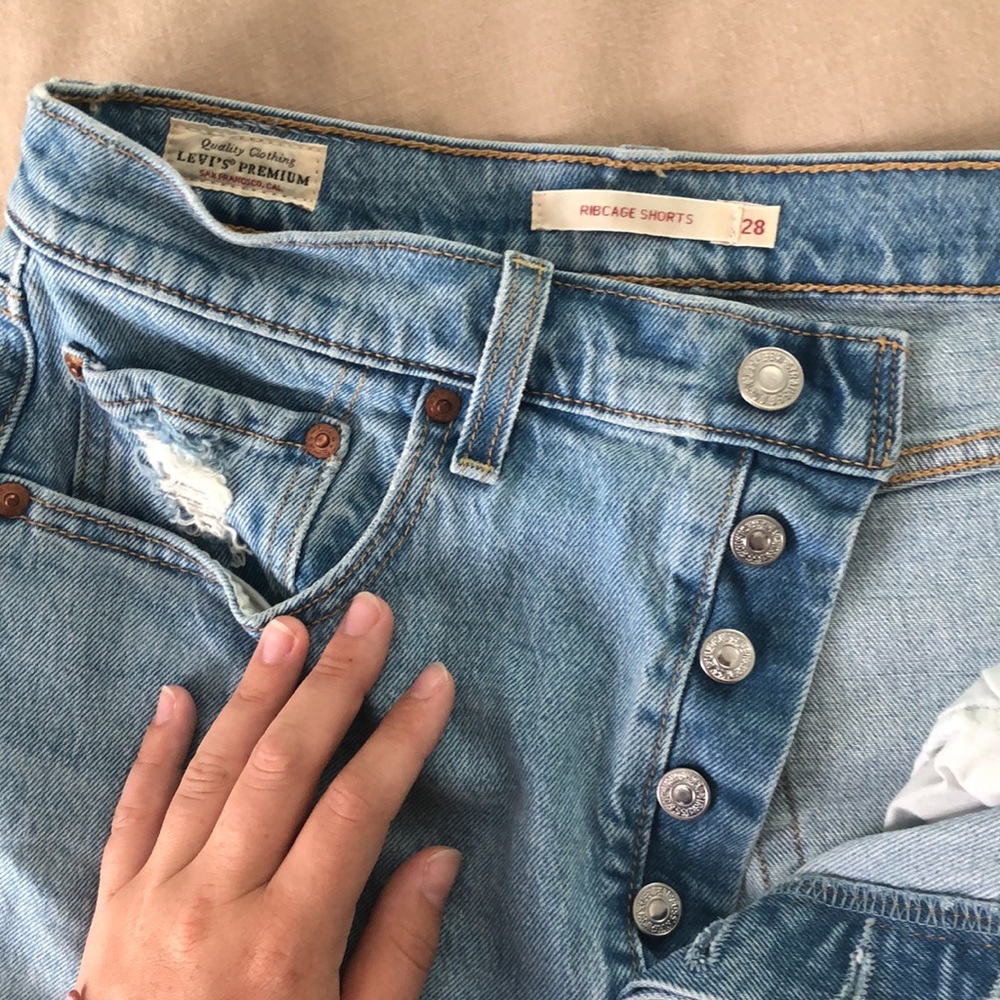 Levi’s Ribcage Jean Shorts🫐 - Picture 2 of 4